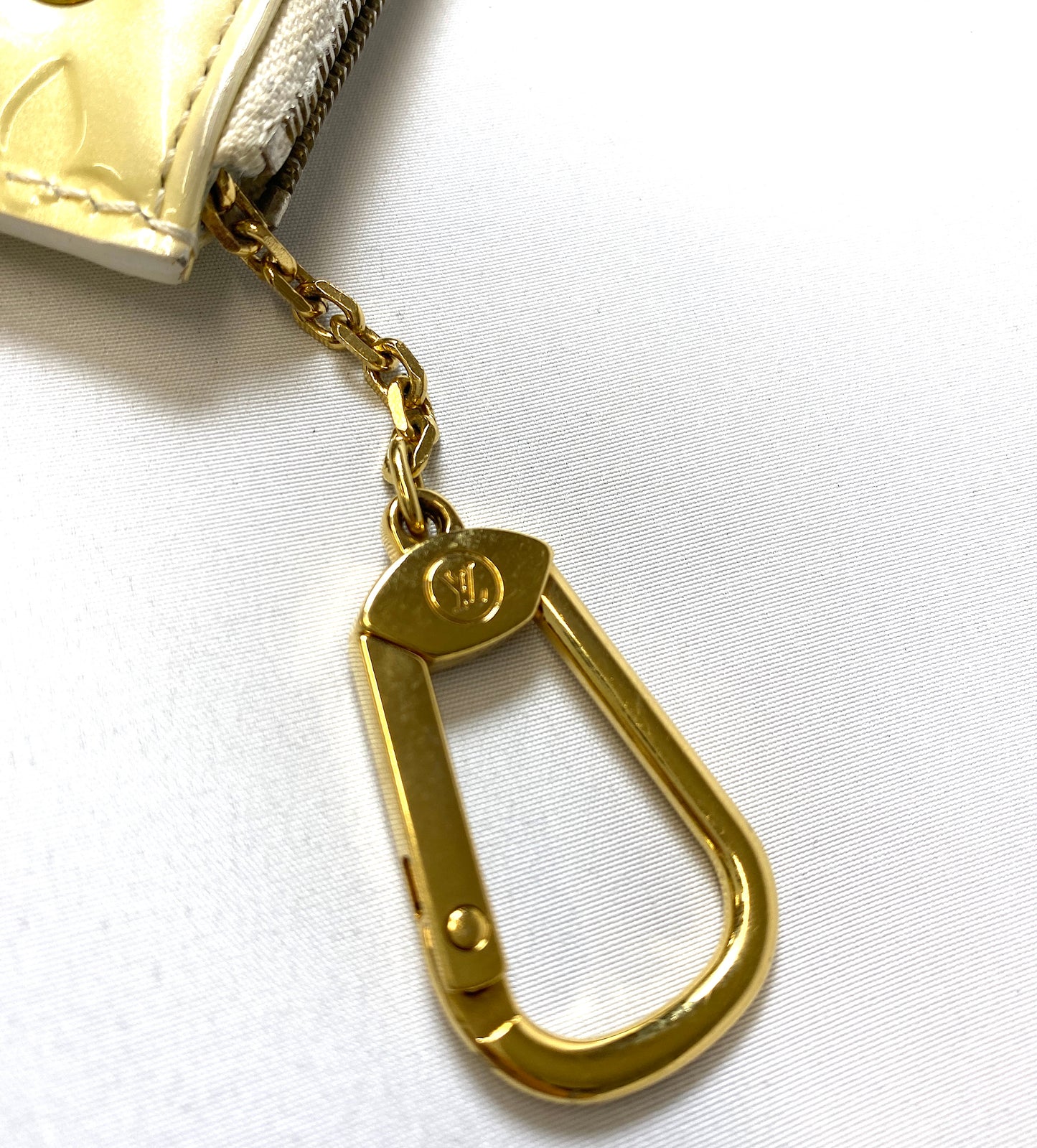 Louis-Vuitton Vernis Pochette Cle Coin Case Enamel White Authentic AA403