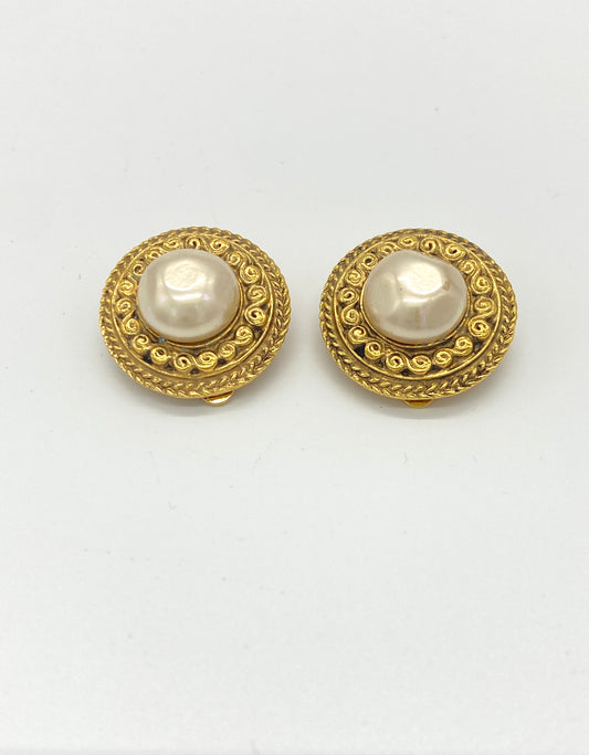 CHANEL Fake Pearl Earrings Authentic AA662